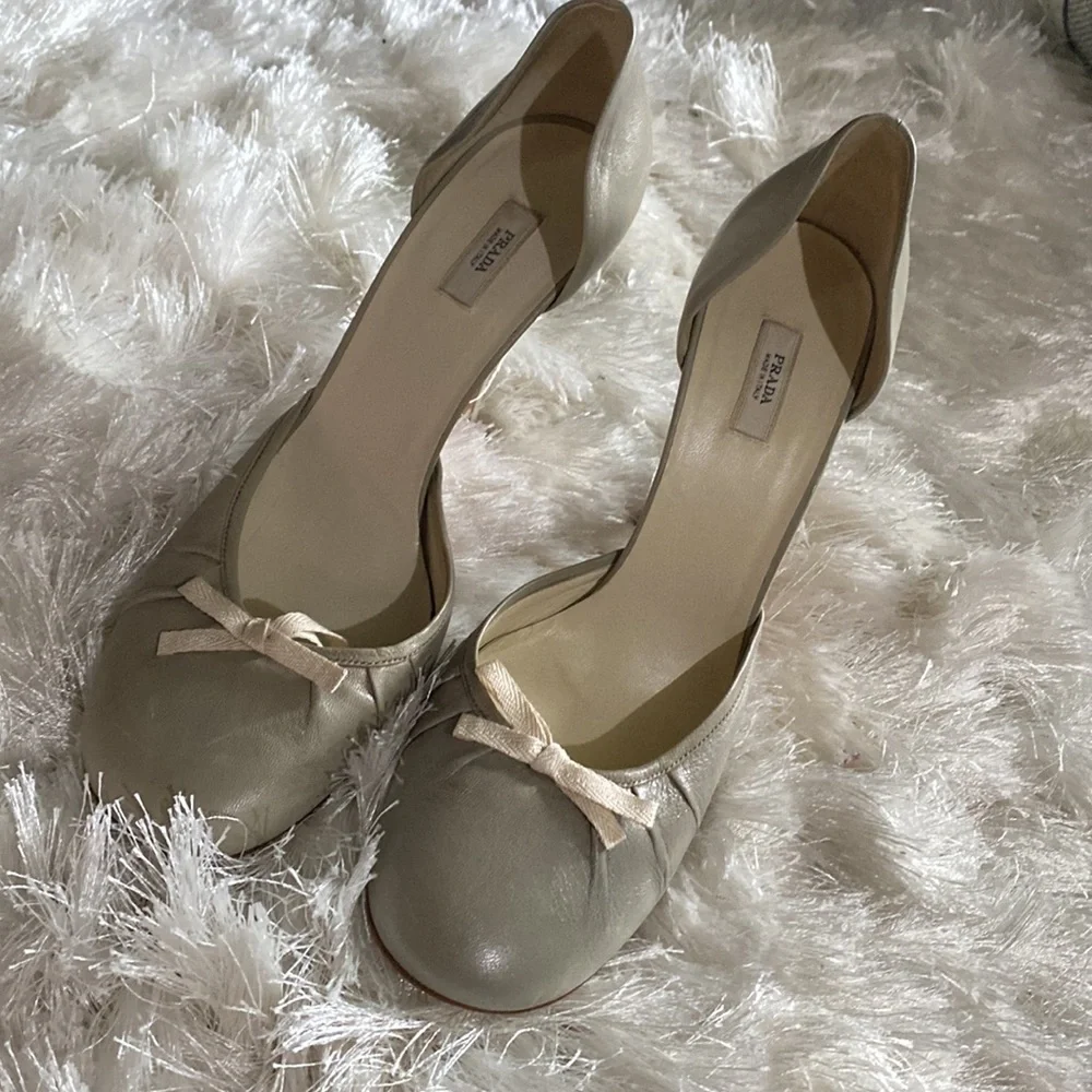 PRADA GREY taupe LEATHER PUMPS W/ GROSGRAIN BOW size 37 us 6.5 - Picture 3 of 9